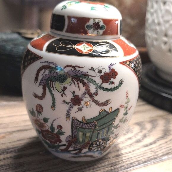 Vintage Japanese Hand Painted Imari Porcelain Ginger Jar With Lid - Picture 8 of 8